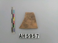 藏品(黑褐色細砂素面陶片)的圖片